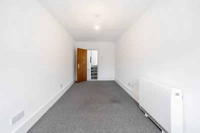 West Ealing Split Level Flat 3 Double Bedrooms Parking Share of Freehold