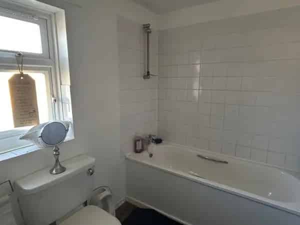 2 Bedroom Mid Terrace House Near Schools and Train Station