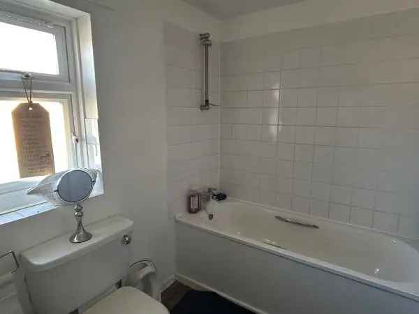 2 Bedroom Mid Terrace House Near Schools and Train Station