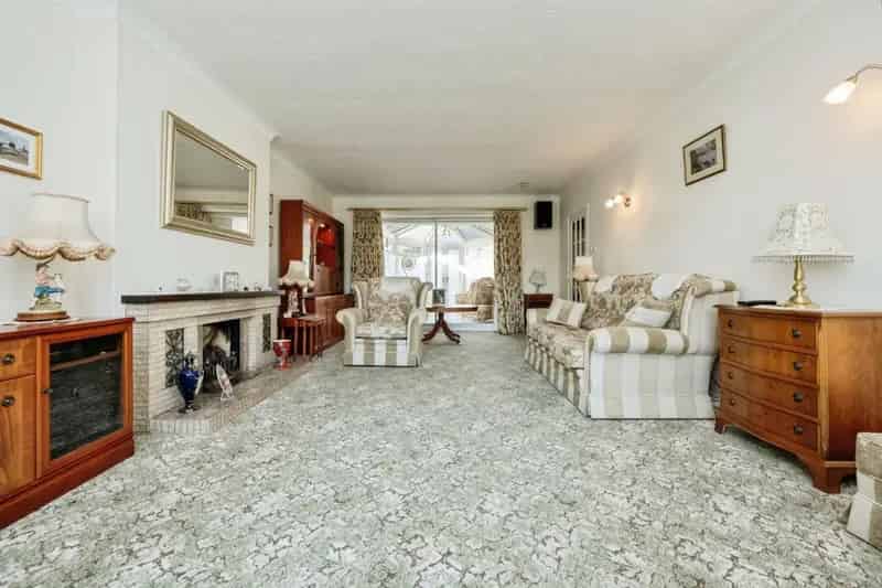 4 Bed Family Home with Double Garage and Stunning Garden