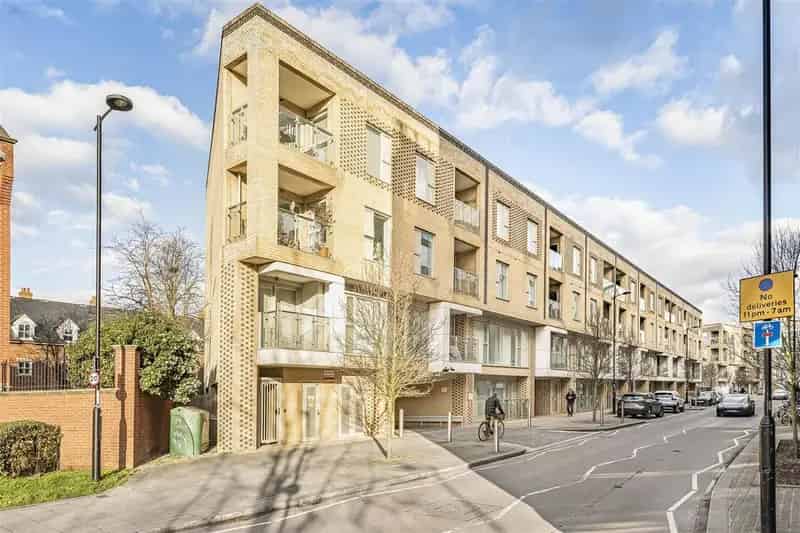 3 Bedroom Penthouse Apartment for Sale near Cambridge Station