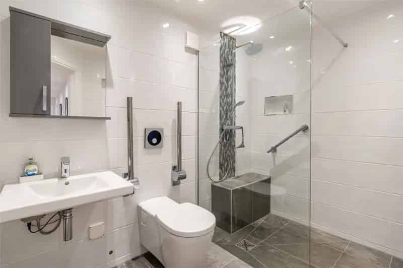 4 Bedroom House in Woodlands Detached Property with 3 En Suite Bathrooms