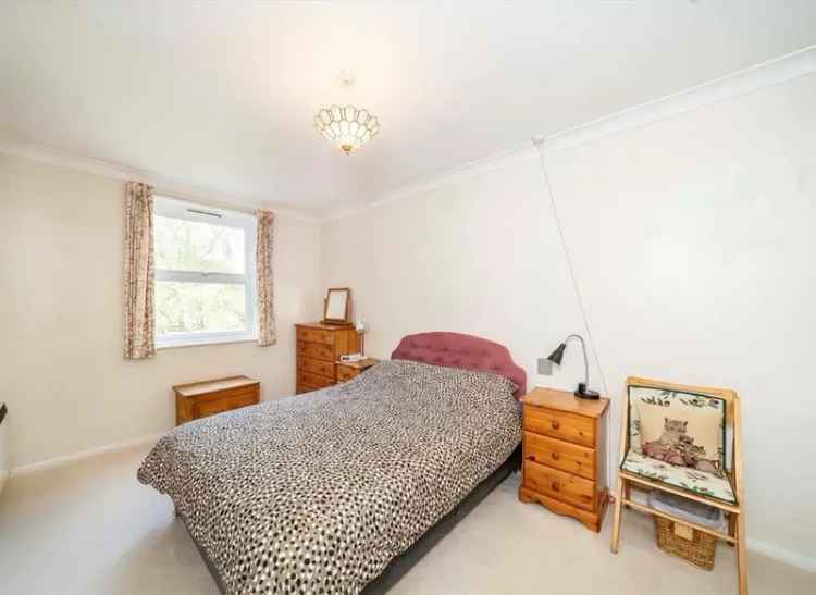 One Bedroom Retirement Apartment Near London Transport Links