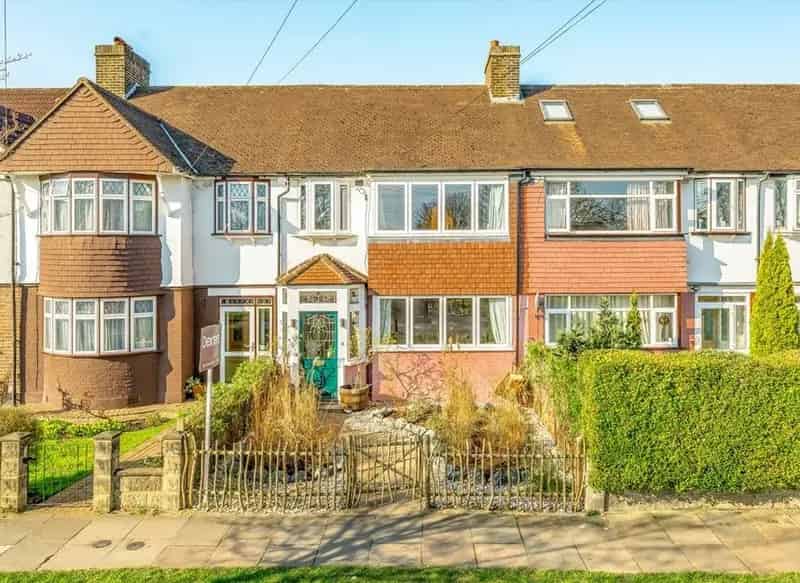 3 Bed 1930s House with Garden Studio Near Stations