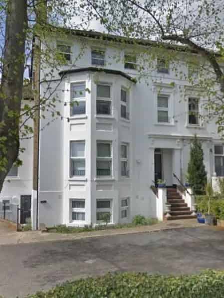 Top Floor Flat in Converted House Excellent Transport Links