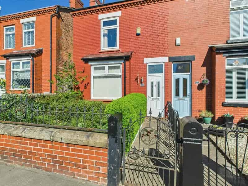 Spacious 2-Bed Terrace House Leasehold Detached Garage