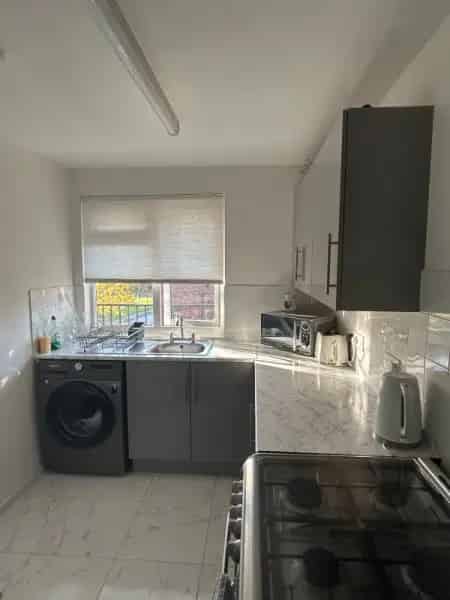Large 1 Bed Flat with Loft and Walk in Wardrobe 5k Moving Costs