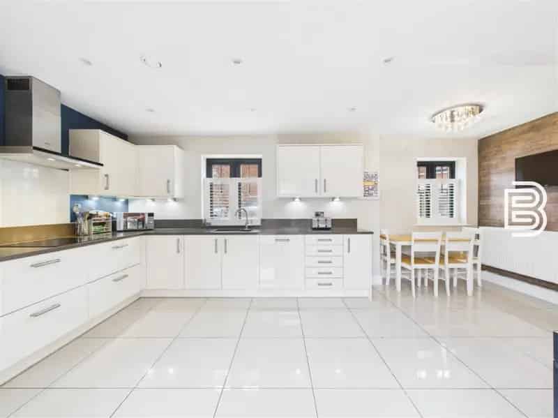 5 Bed Detached House For Sale