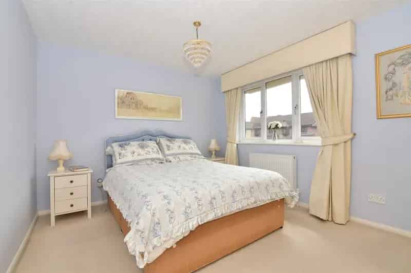3 Bedroom Detached House for Sale in Shirley Oaks