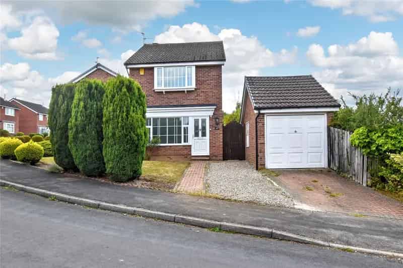 3-Bedroom Detached House with Garage and Garden