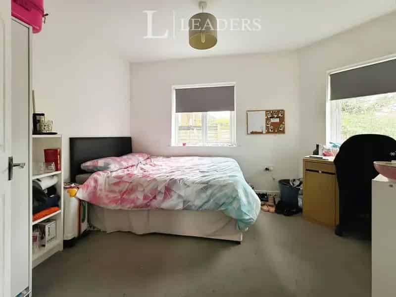 6 Bed Student House Semi Detached Fully Furnished