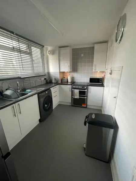 Flat For Rent in Reigate and Banstead, England