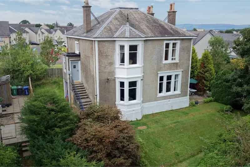 2 Bed Flat - Upper with 1 Reception Room