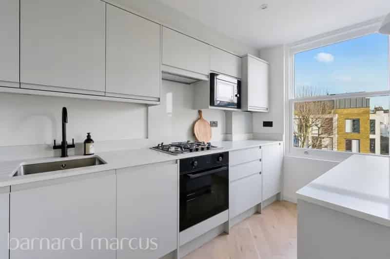 Shepherd's Bush 2-Bed Split Level Flat Near Westfield