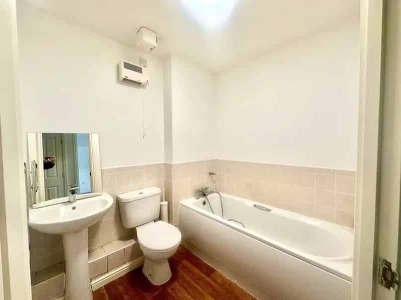 2-Bedroom Flat Chandlers Ford - Allocated Parking Lift Access