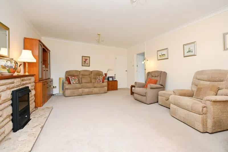 Spacious Semi-Detached Bungalow with Garage and Garden