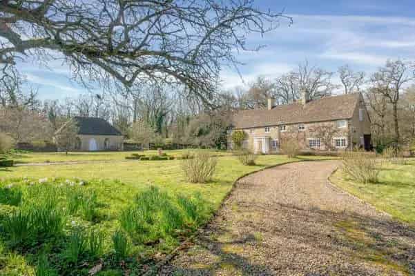 Charming 5-Bedroom Cottage with 131 Acres in Lincolnshire