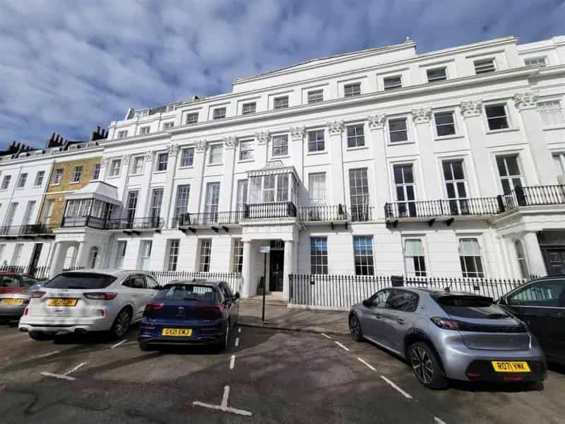 3 Bedroom Flat for Sale at Auction