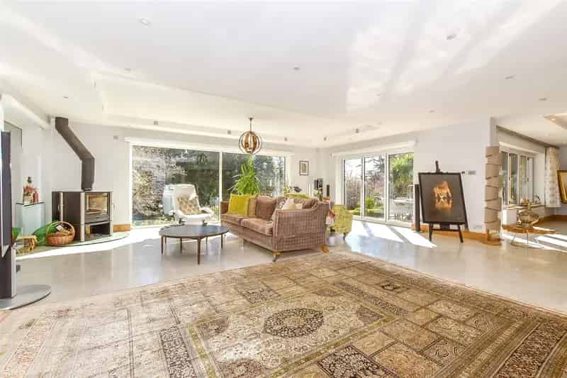 5 Bedroom Detached House for Sale in Dunorlan Park