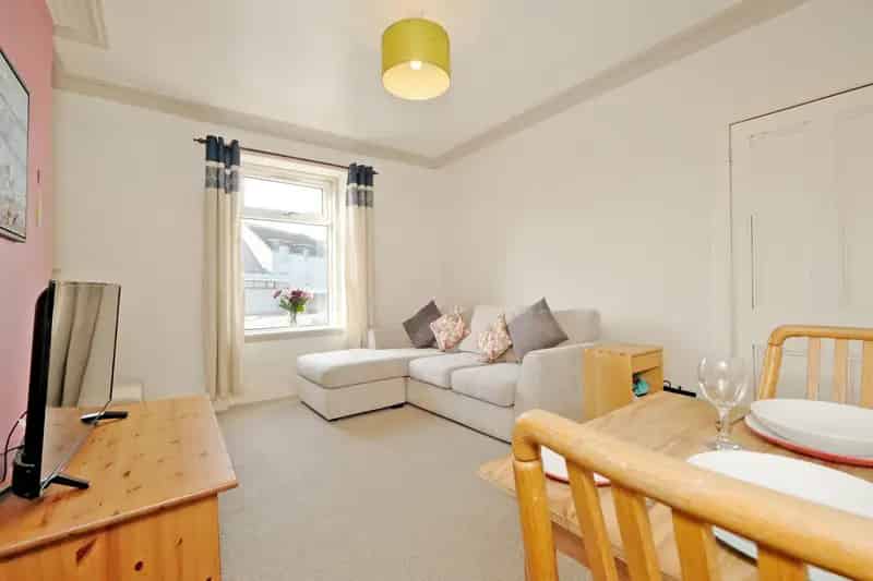 One Bedroom Ground Floor Flat with Cellar and Garden
