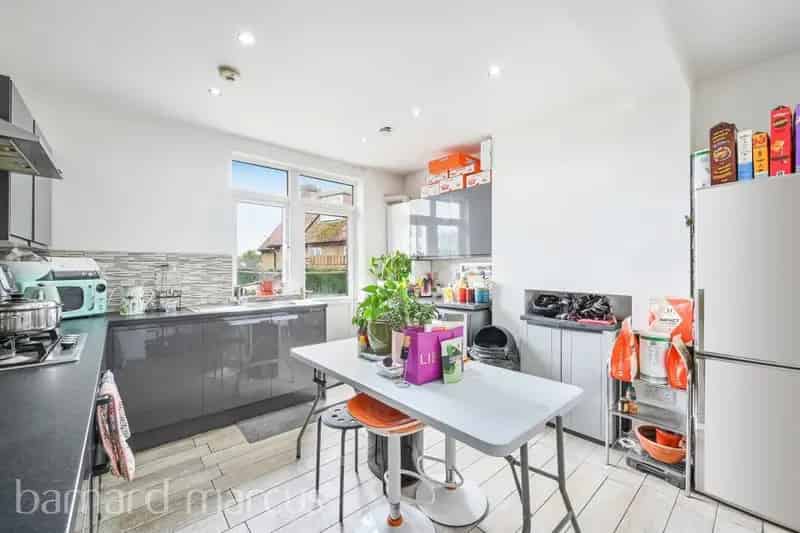 Spacious 3-Bedroom Flat Kingston Road - Modern & Family Friendly