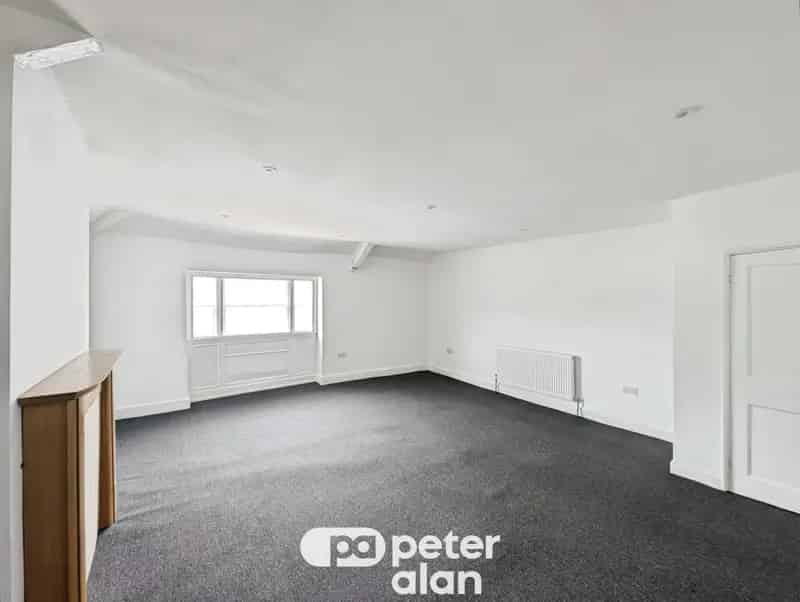 3 Bedroom Unfurnished Flat Corporate Lettings Near Town Centre