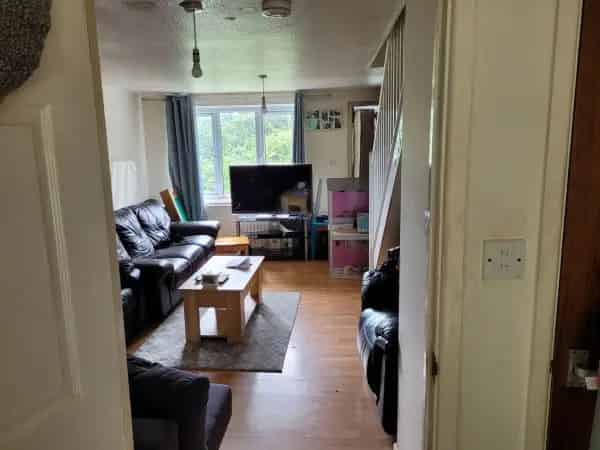 2 Bed House Large Front Room Garden