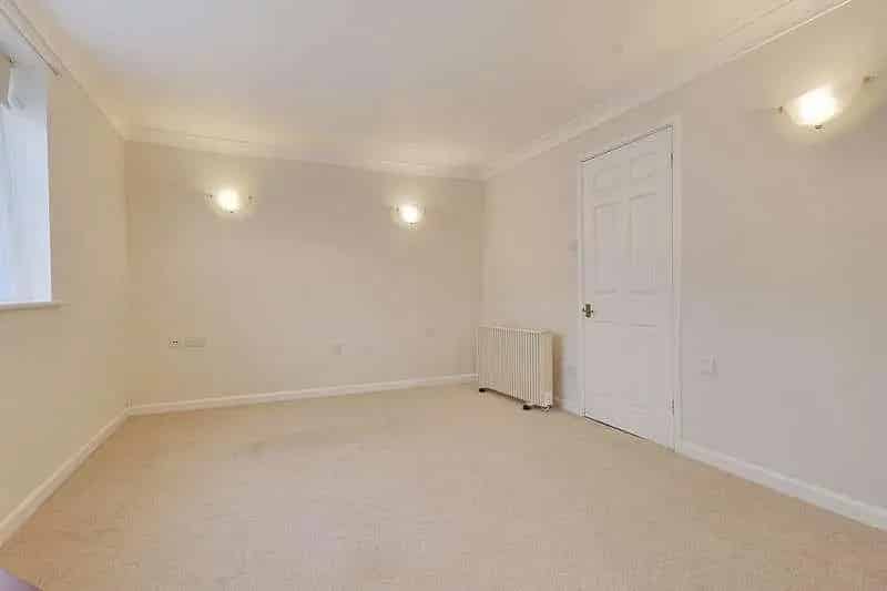 2 bed flat for sale