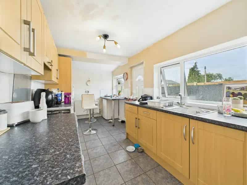 3 Bedroom Terraced House Leasehold Near Schools and Transport