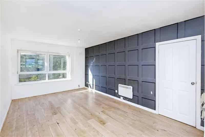 3 Bed Top Floor Flat with Balcony and Refurbishment Potential