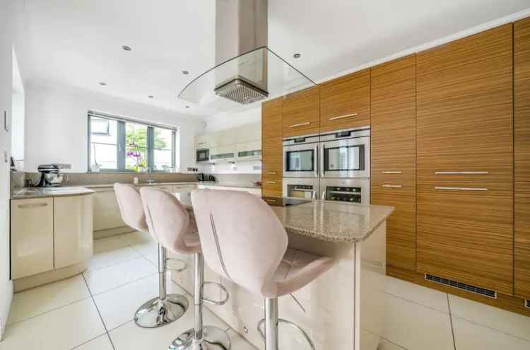 Detached House for sale with 5 bedrooms, Cuffley, Hertfordshire