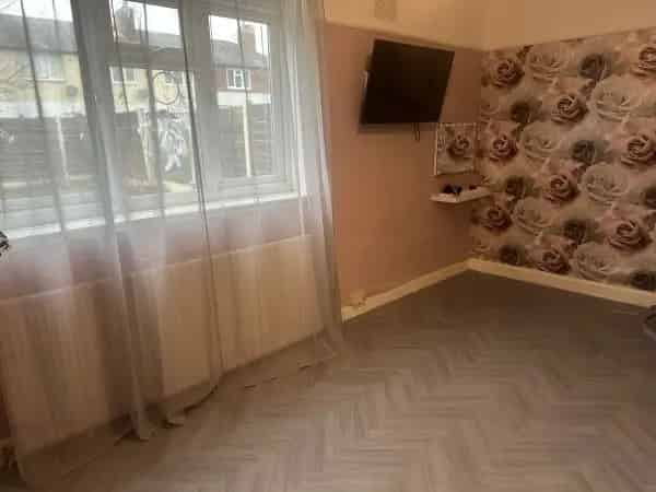 Modern Semi-Detached House Near Train Station and Amenities