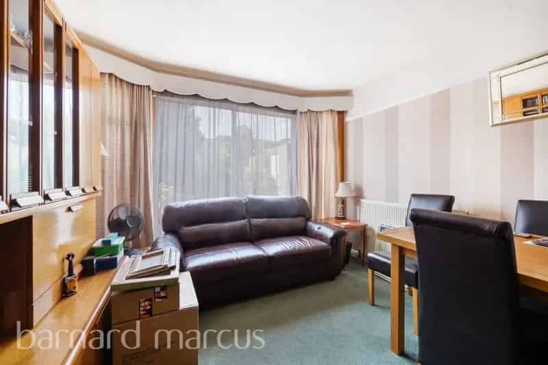 Three-Bedroom Semi-Detached House in The Ridgeway
