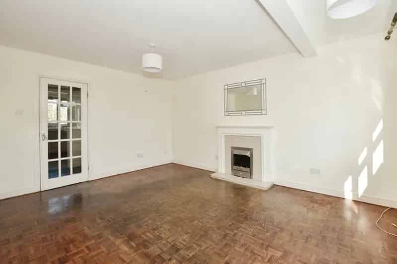 Two Double Bedroom Apartment with Garage Near Folkestone Train Stations