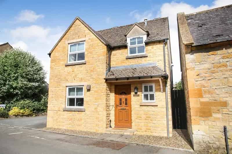 2 Bedroom Detached Cottage Near High Street