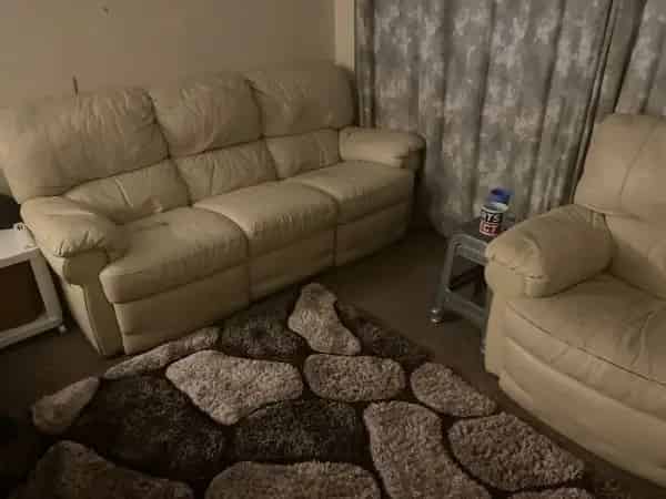 Spacious 2-Bed Top Floor Flat Near Park and Transport