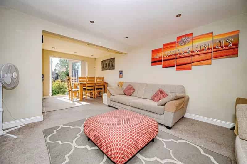 Three Bedroom Semi-Detached House Near Old Town Hemel Hempstead
