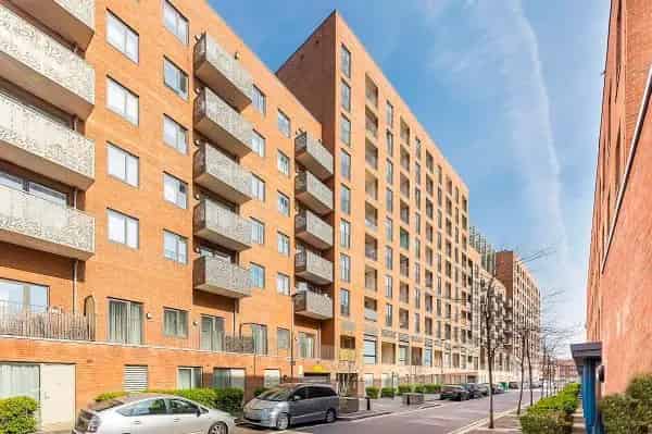 2 Bed Flat near Station Modern Amenities Mobility Friendly