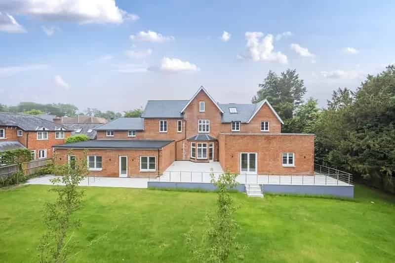 2 Bedroom Flat to Rent Central Reigate New Build