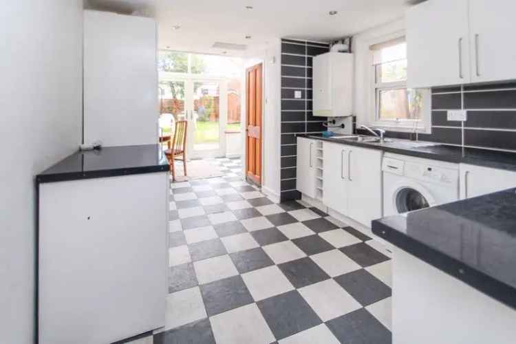 4 Bedroom Detached House Student Property Winton