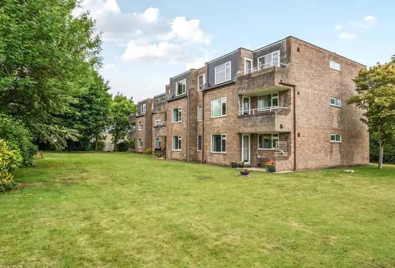 2 Bedroom Flat for Sale in Winterbourne Village