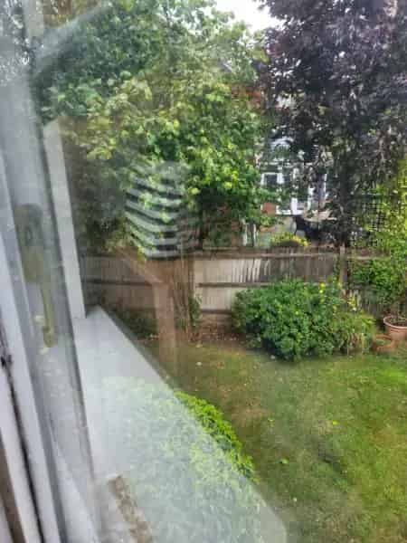 1 Bed Flat Near Station Shops Parking Large Rooms Loft Storage