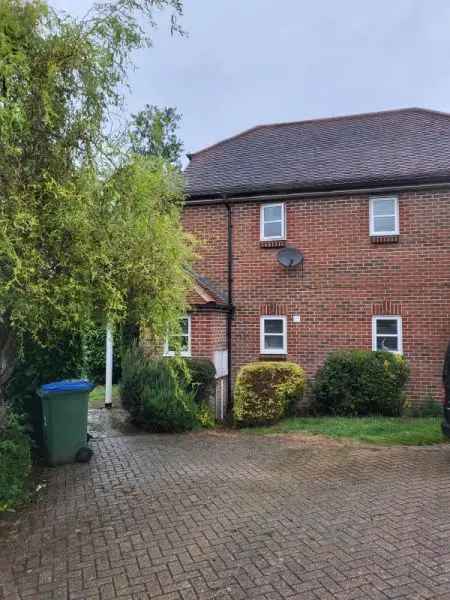 Flat For Rent in Horsham, England