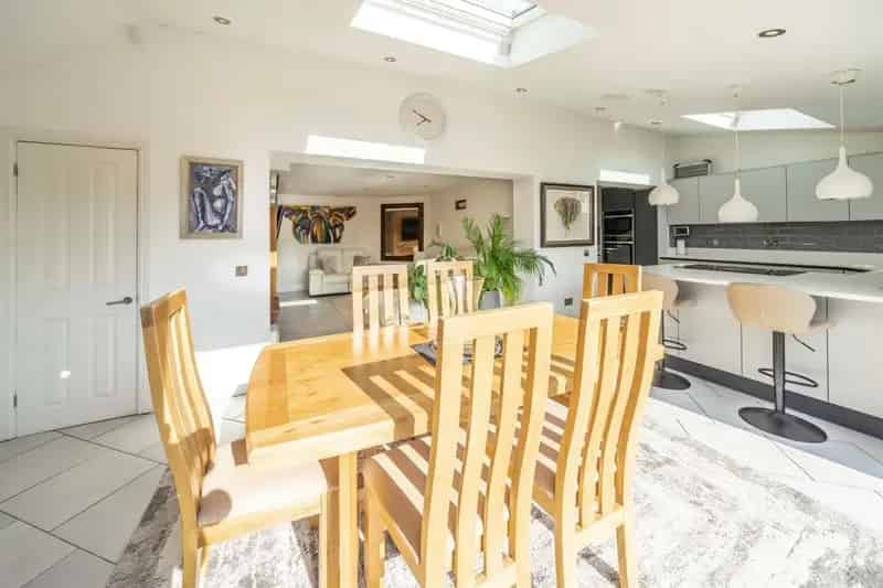 3 Bed House with Open Plan Living and Landscaped Garden