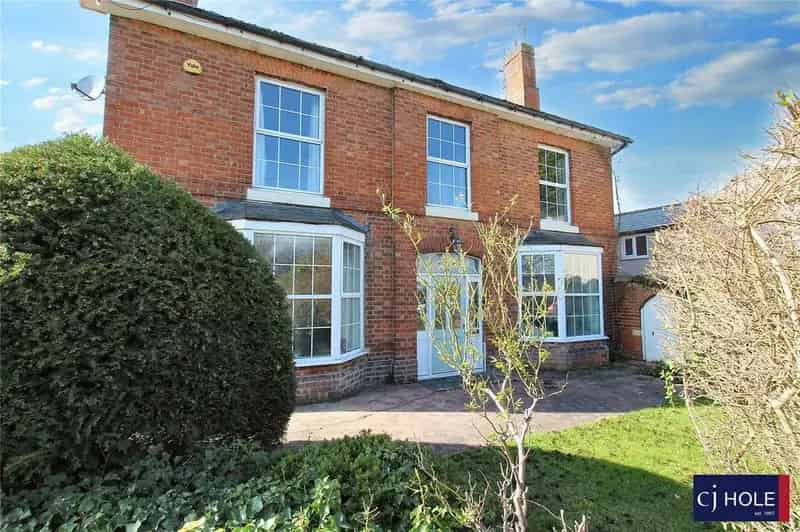 4 bedroom detached house for sale