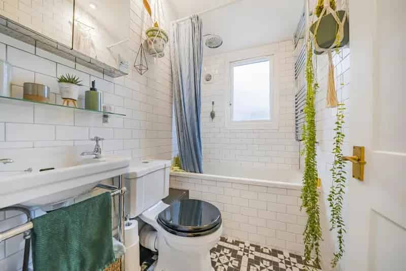 Spacious Victorian Conversion Near Mainline Stations