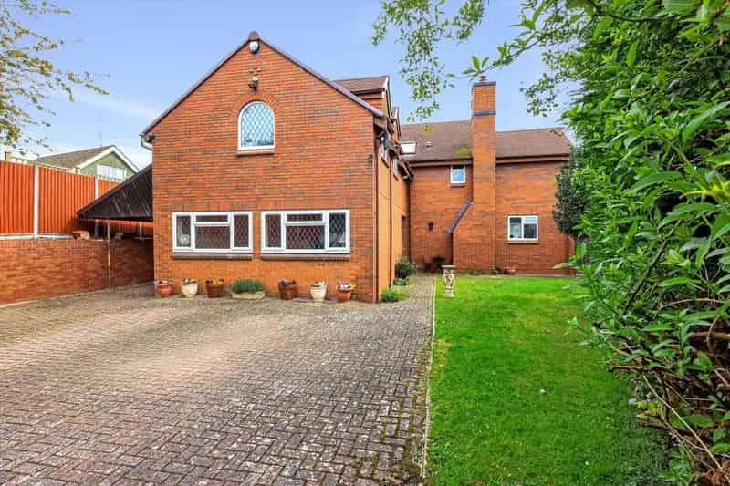 5 Bedroom Detached House for Sale in Leckhampton