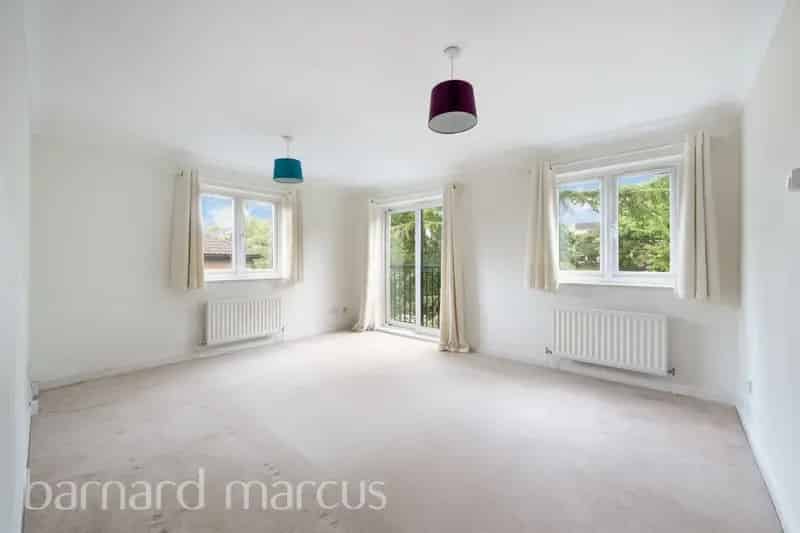 2-Bed Apartment with Garage and Excellent Transport Links