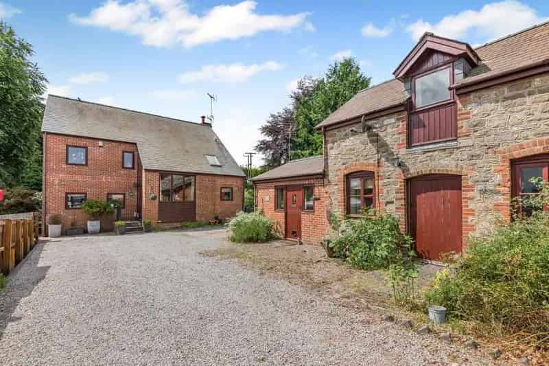 4 Bedroom Detached House with Cottage For Sale