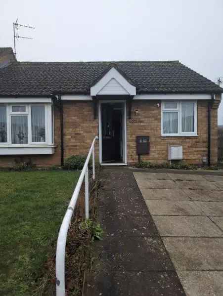 2 Bed Semi Detached House Near Shops and Transport Links